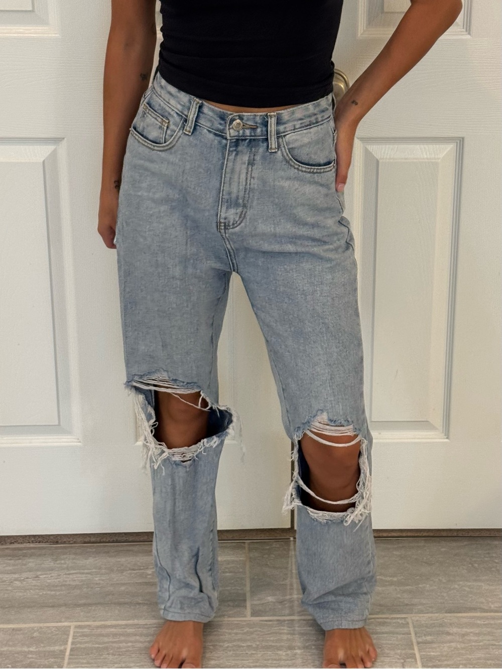 PrettyLittleThing Light Wash Ripped Knee Long Leg Straight Jeans